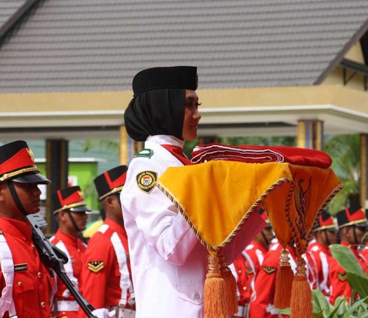 Mengenal si Cantik Pembawa Baki Bendera Merah Putih