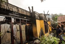 Rumah Pak RT Jadi Arang “Kami ngak tau tiba-tiba api timbul dari sopa di luar-rumah”