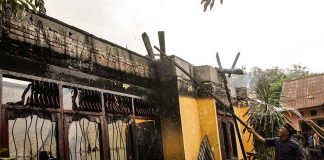 Rumah Pak RT Jadi Arang “Kami ngak tau tiba-tiba api timbul dari sopa di luar-rumah”