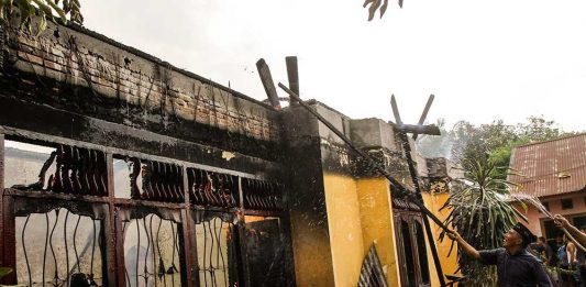 Rumah Pak RT Jadi Arang “Kami ngak tau tiba-tiba api timbul dari sopa di luar-rumah”