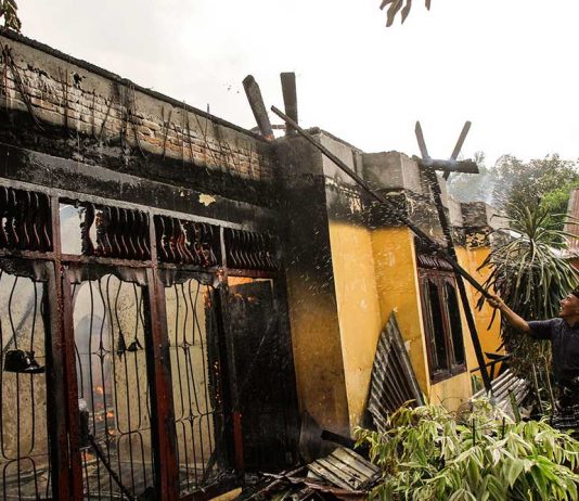 Rumah Pak RT Jadi Arang “Kami ngak tau tiba-tiba api timbul dari sopa di luar-rumah”