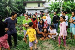 Warga pemilik rumah histeris ketika kebakaran rumah di jalan Pribadi Jalan Cipta Karya Tampan. Pekanbaru Riau. Selasa (23/8/2016) ft: MHD AKHWAN/RIAUPOS