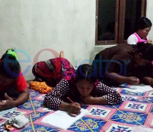 Tidak Muda Lagi, Tapi Masih Semangat Belajar Baca dan Tulis