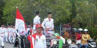 Pembentang Sang Saka Merah Putih Disambut Bak Pahlawan