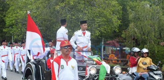 Pembentang Sang Saka Merah Putih Disambut Bak Pahlawan