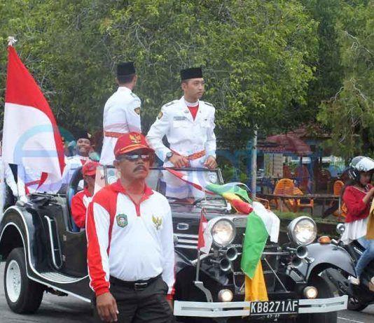 Pembentang Sang Saka Merah Putih Disambut Bak Pahlawan