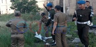 Satpol Razia Layangan di Area Sutet