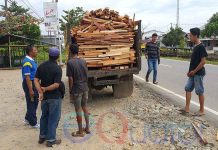Truk Pengangkut Kayu Membahayakan Pengendara