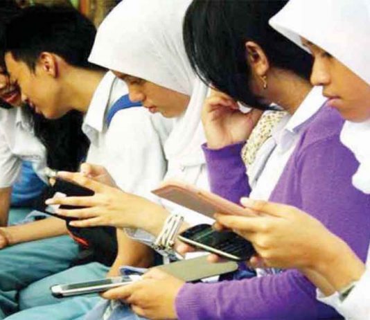 Dikasih HP Canggih Bukan untuk Buka Situs Porno