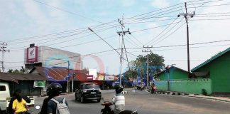 Membahayakan, Tiang Listrik di Tengah Jalan