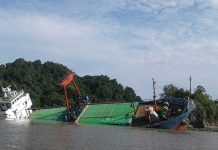 Hantam Karang, KM Sinar Usaha II Karam di Pemangkat