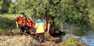 Cegah Banjir Terulang, Ramai-ramai Bersihkan Parit Nenas