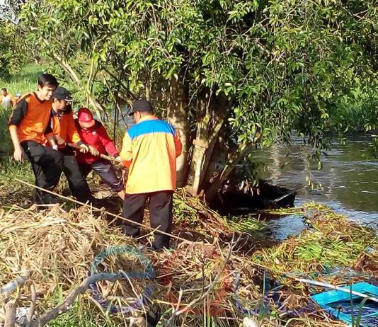 Cegah Banjir Terulang, Ramai-ramai Bersihkan Parit Nenas