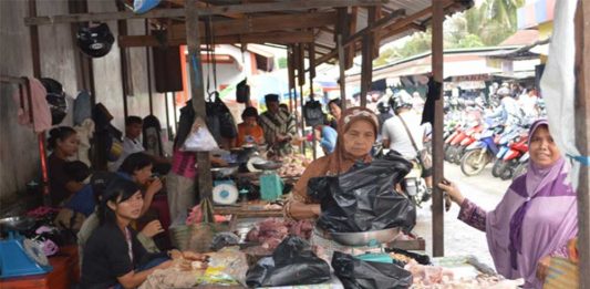 Pedagang Enggan Pindah dari Pasar Pagi Putussibau