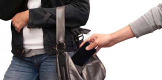 Nyamar Jadi Siswa, Gasak HP dan Uang Tunai