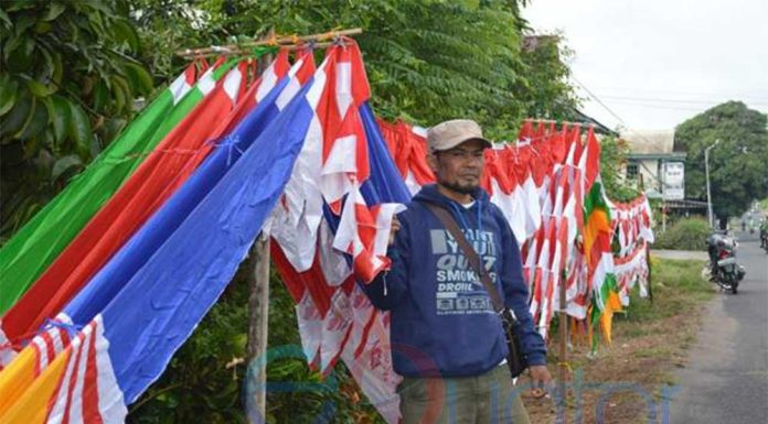 Warga Bandung Jual Pernak-Pernik HUT RI ke Putussibau, 10 Hari Terjual 100 Kodi