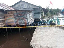 Ponton Hanyut, Hantam Dua Rumah dan Jembatan