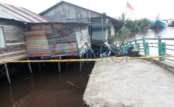 Ponton Hanyut, Hantam Dua Rumah dan Jembatan