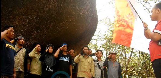 Tertatih, 19 Jam Menempuh Perjalanan 22 Km, Merah Putih Berkibar di Puncak TNGP