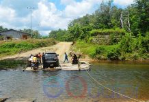 Pekerja Rakit Ikhlas Jembatan Dibangun