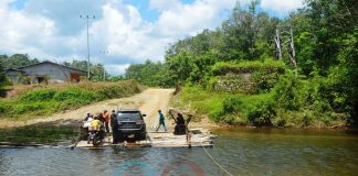 Pekerja Rakit Ikhlas Jembatan Dibangun