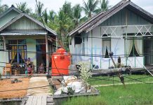 Panik Rumah Ditimpa Tiang Listrik