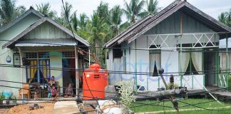 Panik Rumah Ditimpa Tiang Listrik