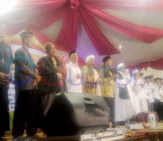 Ribuan Umat Islam Berselawat, Pesan Menpora, Jangan Berhenti Berzikir