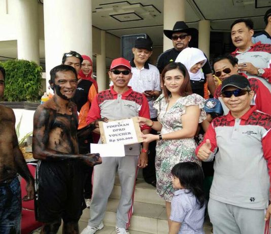 DPRD Kalbar Gelar Panjat Pinang