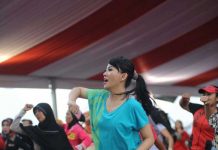 Karolin Pimpin Defile Kontingen PON Kalbar