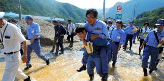 Cuma Lewati Genangan Air, Anggota Dewan Minta Gendong