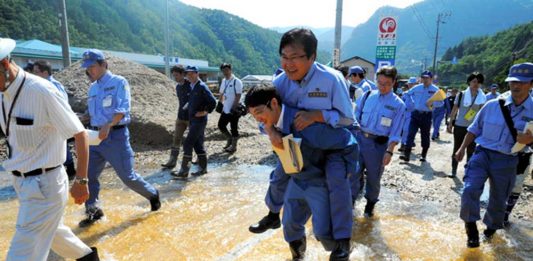 Cuma Lewati Genangan Air, Anggota Dewan Minta Gendong