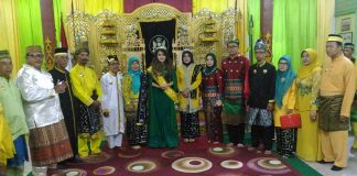 Penyanyi Siti Liza Dinobatkan Jadi Putri Kerajaan Sanggau