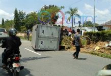 MOBIL BOX JNE TERGULING DI AYANI 2