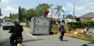 MOBIL BOX JNE TERGULING DI AYANI 2