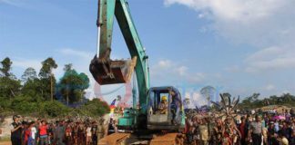 Hari Terakhir Menjabat, Adrianus Kemudikan Excavator