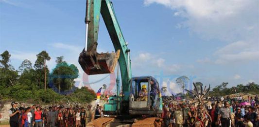 Hari Terakhir Menjabat, Adrianus Kemudikan Excavator