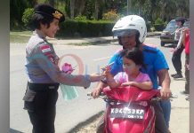 HUT Polwan ke-68 di Polres Bengkayang, Polisi Cantik Bagi-bagi Masker dan Cokelat