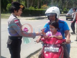 HUT Polwan ke-68 di Polres Bengkayang, Polisi Cantik Bagi-bagi Masker dan Cokelat