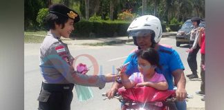 HUT Polwan ke-68 di Polres Bengkayang, Polisi Cantik Bagi-bagi Masker dan Cokelat
