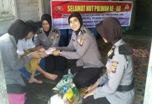 Polwan Polres Sambas Bantu Warga Tak Mampu