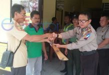 Warga Perbatasan Serahkan Senpi