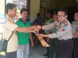 Warga Perbatasan Serahkan Senpi