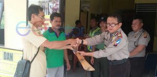 Warga Perbatasan Serahkan Senpi