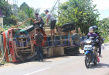 Mobil Tangki Bermuatan 8.000 Liter Bensin Tumbang