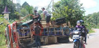 Mobil Tangki Bermuatan 8.000 Liter Bensin Tumbang