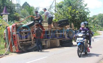 Mobil Tangki Bermuatan 8.000 Liter Bensin Tumbang