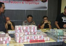 Polisi Serahkan Uang KUD Tutwuri Handayani