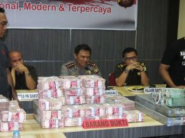 Polisi Serahkan Uang KUD Tutwuri Handayani