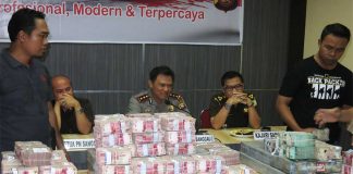 Polisi Serahkan Uang KUD Tutwuri Handayani